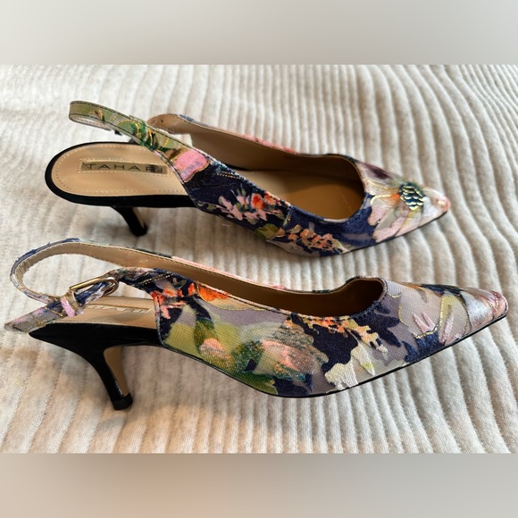 Tahari NWOB Unique Velvet Slingback Kitten Heel - Picture 10 of 13